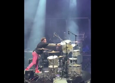 Tré Cool fuori di sè, rompe la batteria durante il concerto. VIDEO