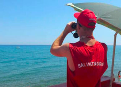 Salerno, mare mosso: bagnino nega il bagno a un turista e viene picchiato