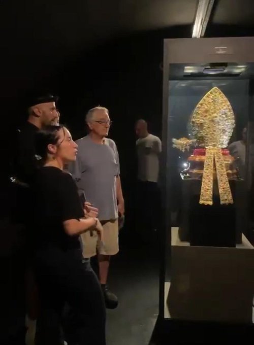 Robert De Niro visita Napoli e va a pranzo da Mimì. VIDEO