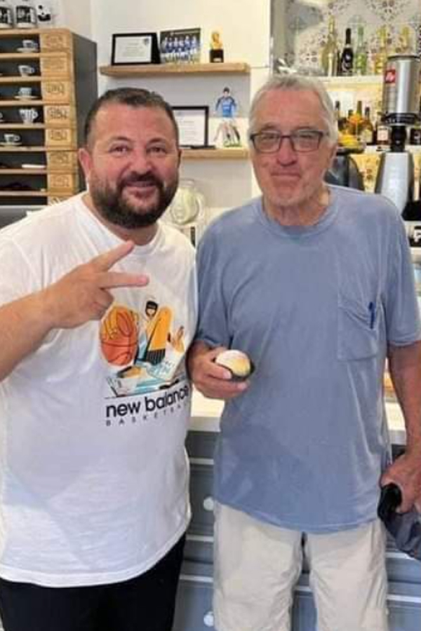 Robert De Niro visita Napoli e va a pranzo da Mimì. VIDEO