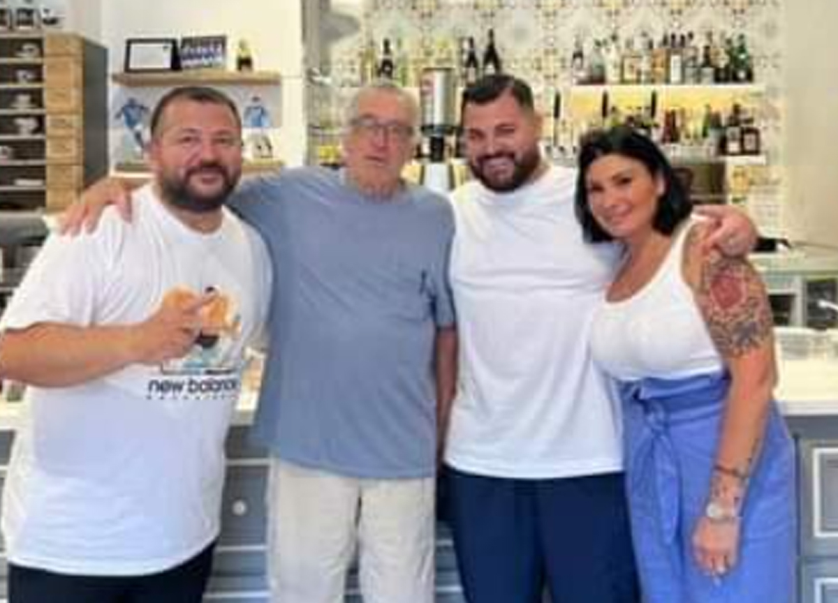 Robert De Niro visita Napoli e va a pranzo da Mimì. VIDEO