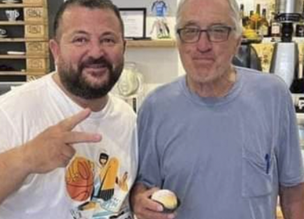 Robert De Niro visita Napoli e va a pranzo da Mimì. VIDEO