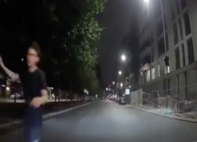 Stava per essere rapinato di notte: tassista lo fa salire in auto e lo salva