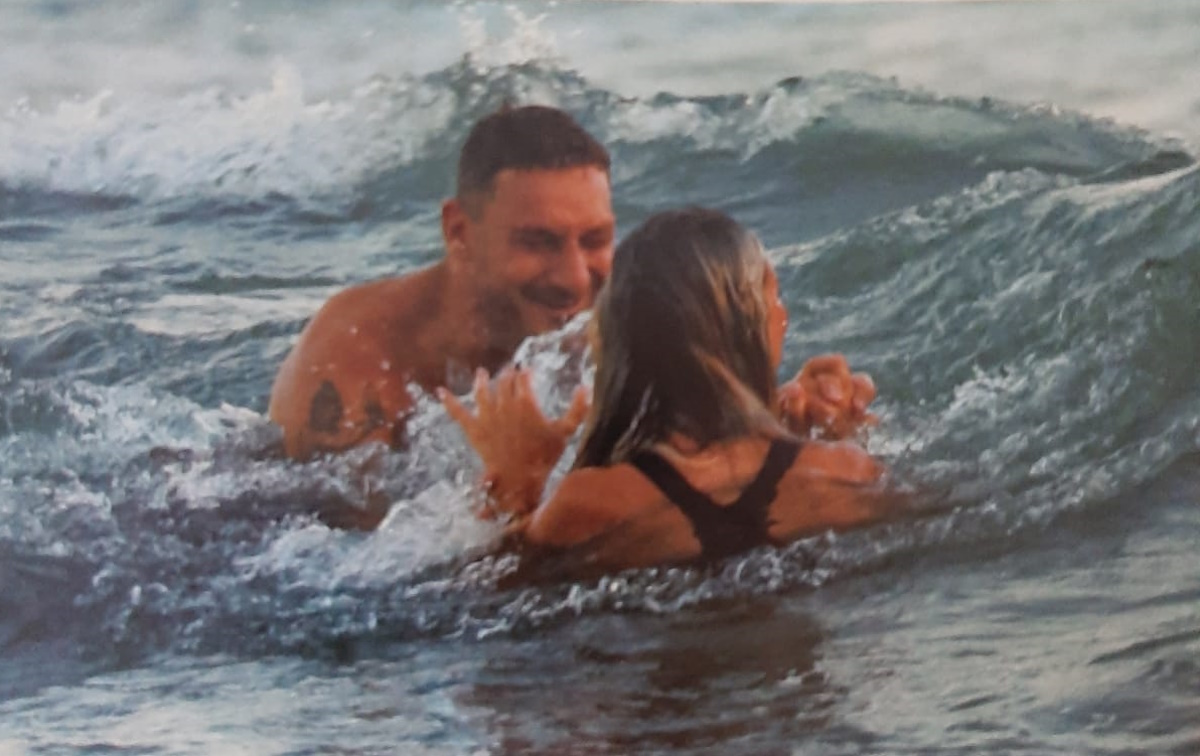 Totti e Noemi Bocchi più uniti che mai, che passione a Sabaudia – FOTO