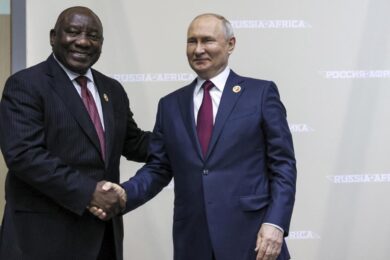 Putin corteggia l’Africa, c’è Prigozhin. Niger: bandiera russa tra i golpisti