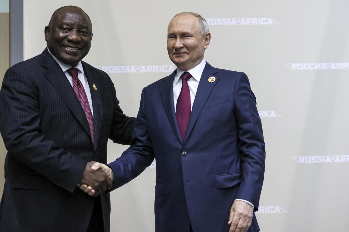 Putin corteggia l’Africa, c’è Prigozhin. Niger: bandiera russa tra i golpisti Putin corteggia l’Africa, c’è Prigozhin. Niger: bandiera russa tra i golpisti