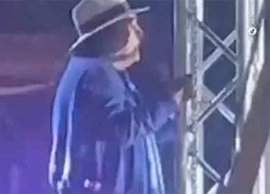 Al Bano nei panni di Tarzan: scala un traliccio sul palco durante il concerto