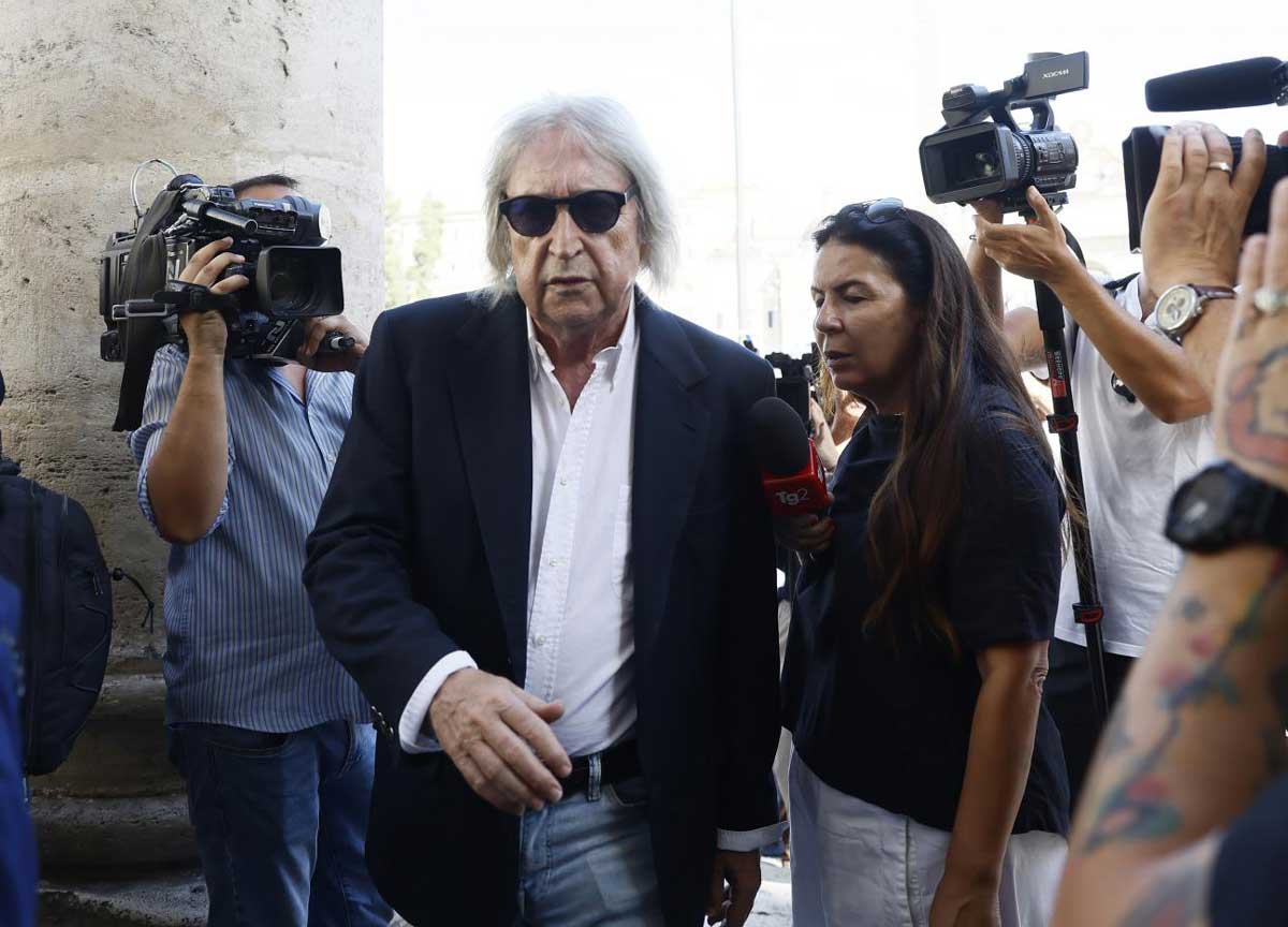 Morte Andrea Purgatori, il bluff del giallo d’estate. Chi c’era ai funerali Morte Andrea Purgatori, il bluff del giallo d’estate. Chi c’era ai funerali