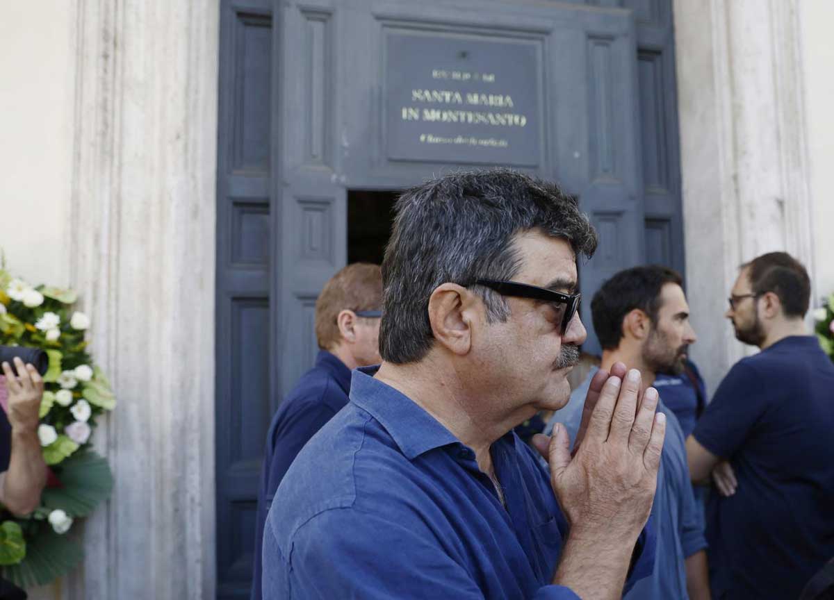 Morte Andrea Purgatori, il bluff del giallo d’estate. Chi c’era ai funerali Morte Andrea Purgatori, il bluff del giallo d’estate. Chi c’era ai funerali