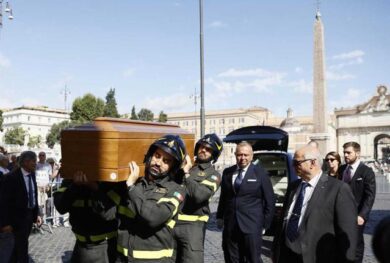 Morte Andrea Purgatori, il bluff del giallo d’estate. Chi c’era ai funerali