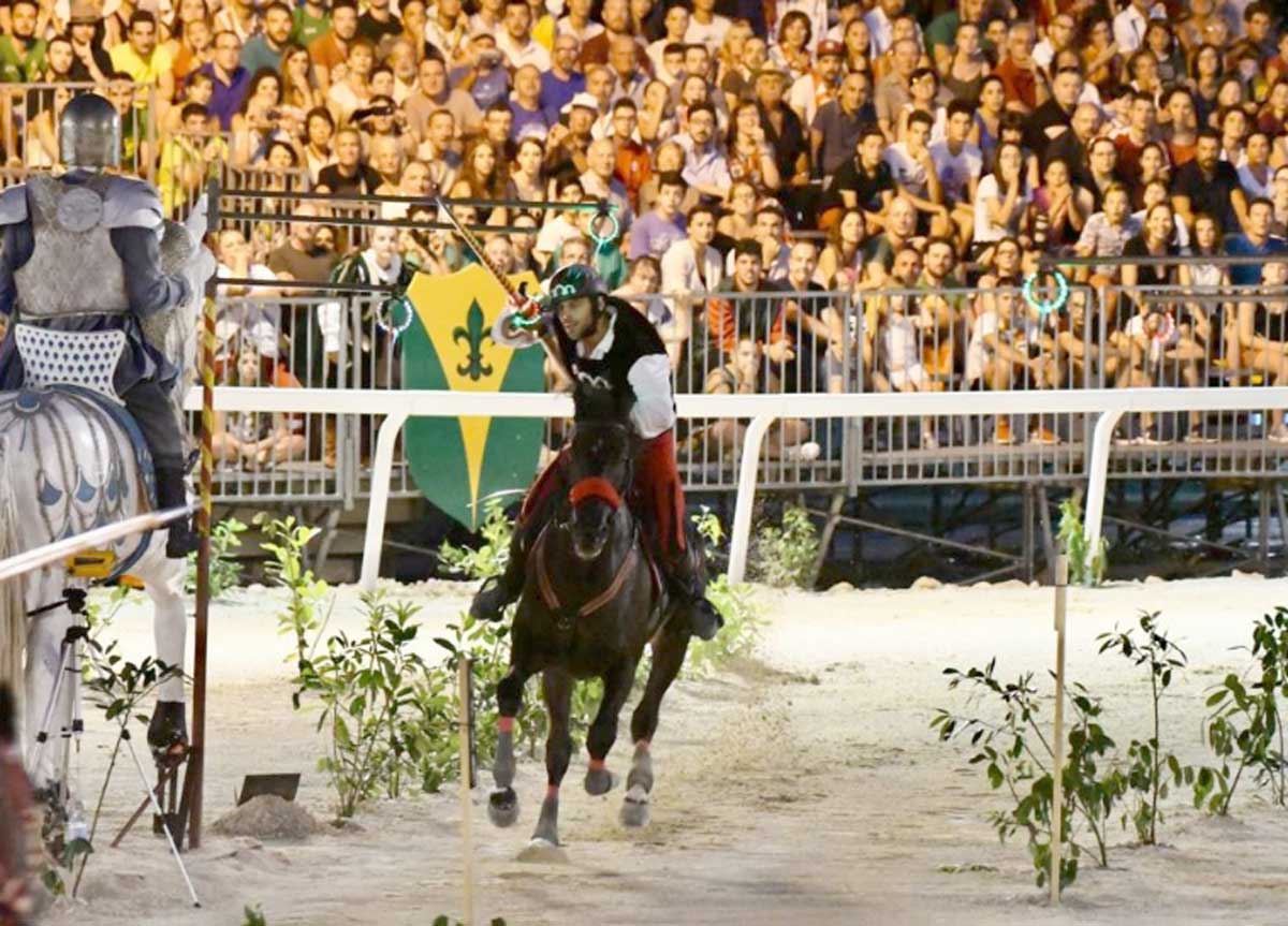 No a frustini e speroni: musica classica per i cavalli alla Giostra di Sulmona