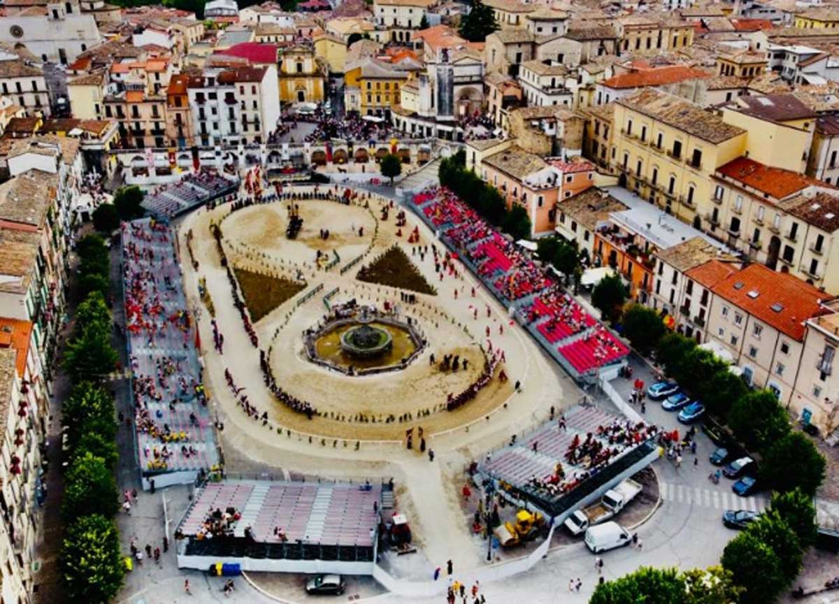 No a frustini e speroni: musica classica per i cavalli alla Giostra di Sulmona