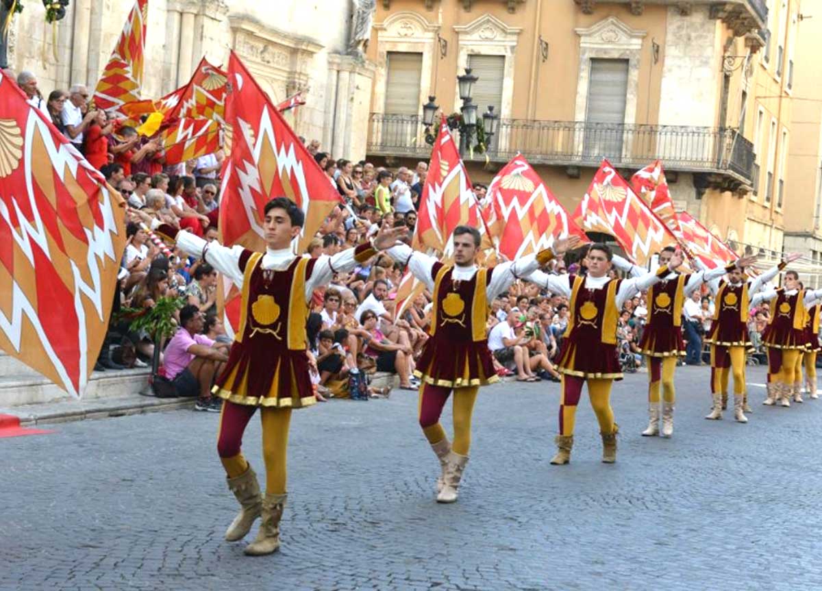 No a frustini e speroni: musica classica per i cavalli alla Giostra di Sulmona