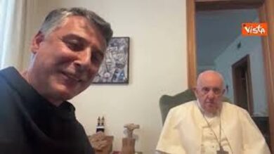 Fuori onda del Papa con Padre Fortunato su Facebook: “Ma quanti sono?”