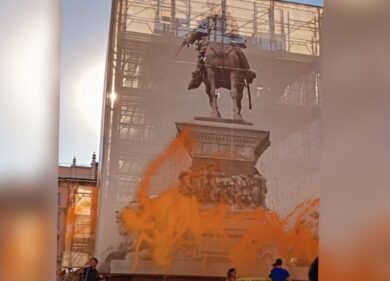 Ultima Generazione, nuovo blitz in piazza Duomo a Milano: sei denunciati