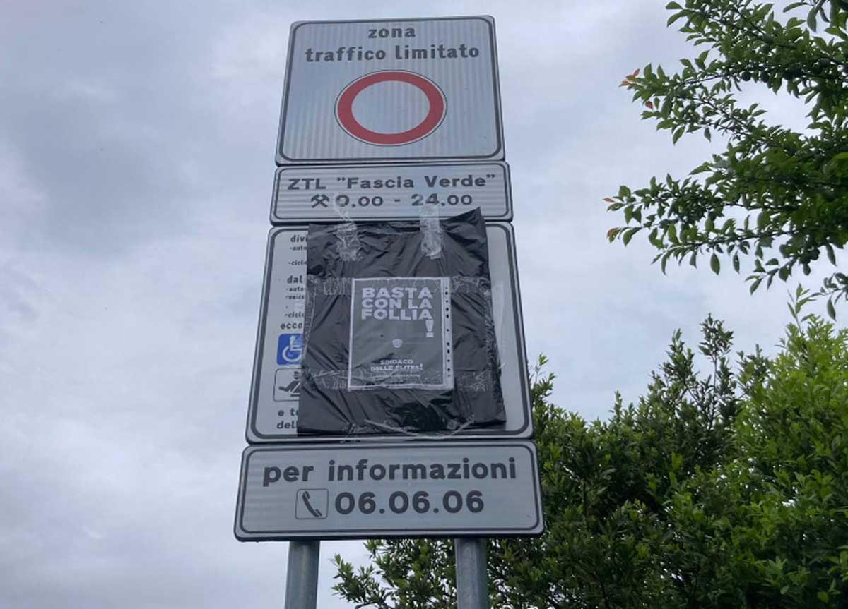 Roma, vandali contro la Ztl verde: pannelli divelti, telecamere rotte e rubate