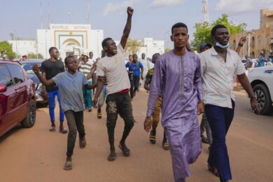 Niger, proteste dei filo-golpisti all’ambasciata francese: “Viva Putin”