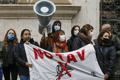 Val Susa, “No Tav” incappucciati attaccano il cantiere di San Didero
