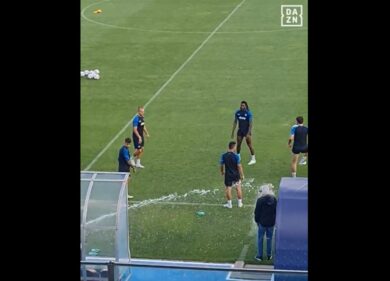 Napoli, gavettone a De Laurentiis mentre si gusta il palleggio degli azzurri