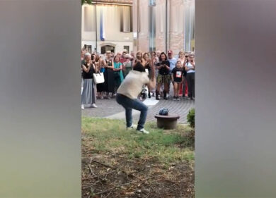 Medico di base va in pensione e distrugge il telefono a bastonate. Video