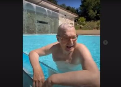 Sgarbi convoca consiglio comunale di Arpino in piscina
