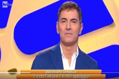 Reazione a catena, imbarazzo in studio per il doppio senso a luci rosse. Video