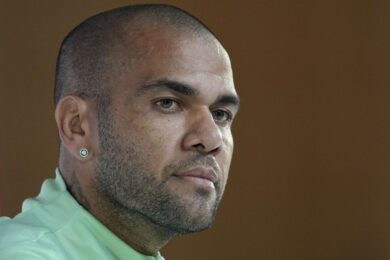 Dani Alves a processo per violenza sessuale: rischia fino a 10 anni di carcere