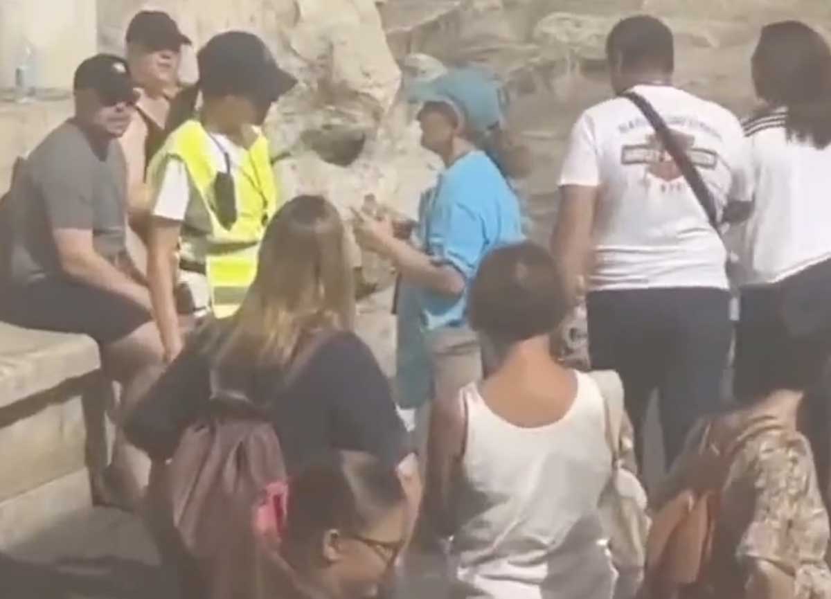 Fontana di Trevi, turista scala il monumento per riempire la borraccia. Video Fontana di Trevi, turista scala il monumento per riempire la borraccia. Video