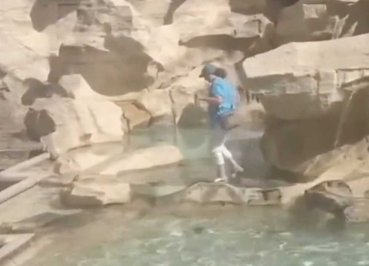 Fontana di Trevi, turista scala il monumento per riempire la borraccia. Video Fontana di Trevi, turista scala il monumento per riempire la borraccia. Video