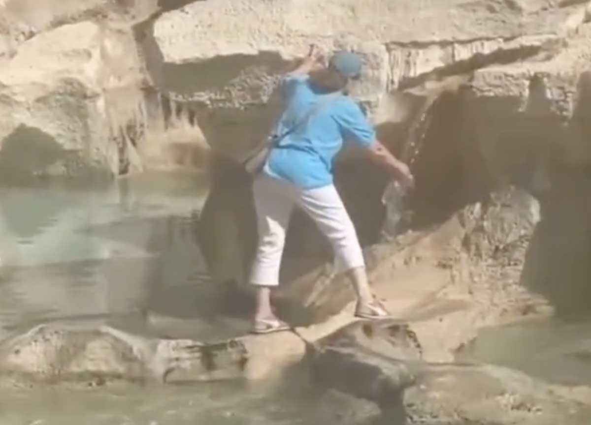 Fontana di Trevi, turista scala il monumento per riempire la borraccia. Video Fontana di Trevi, turista scala il monumento per riempire la borraccia. Video