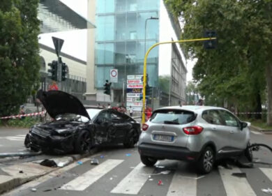 Milano, morto il 18enne coinvolto nello scontro tra due auto