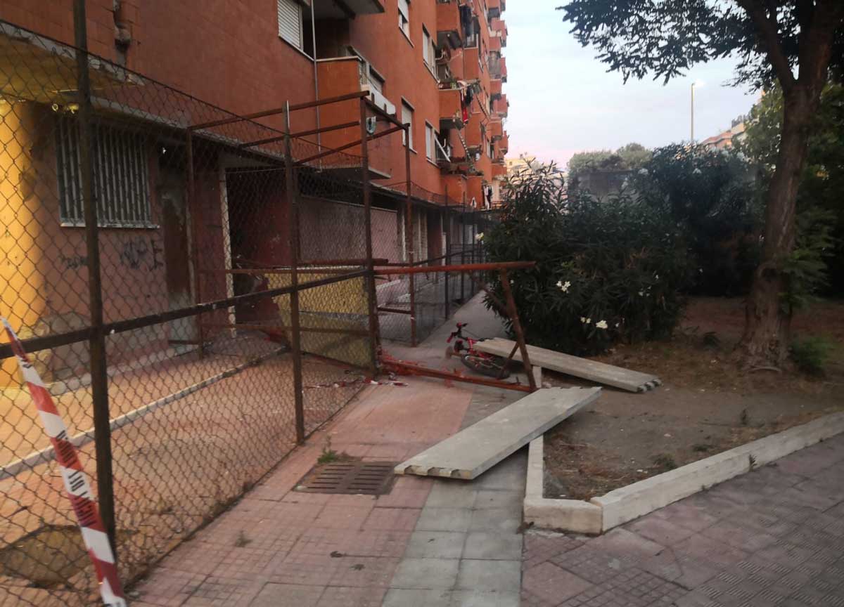 Roma, bambino di nove anni in codice rosso: schiacciato da un ponteggio Roma, bambino di nove anni in codice rosso: schiacciato da un ponteggio