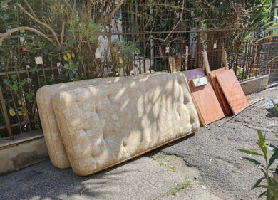 Butta un frigorifero e un materasso davanti a un cassonetto: 600 euro di multa