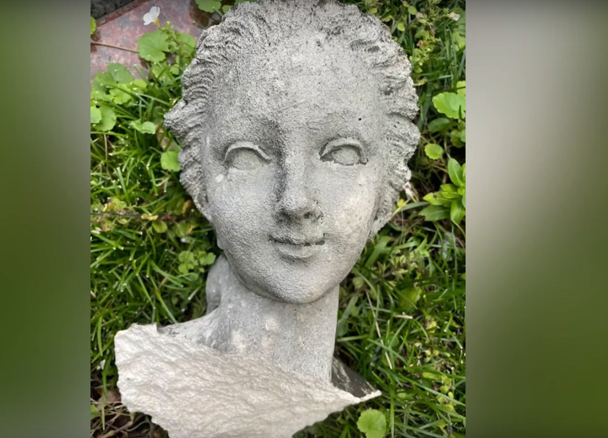 Influencer distruggono una statua da 200mila euro in una villa lombarda. FOTO