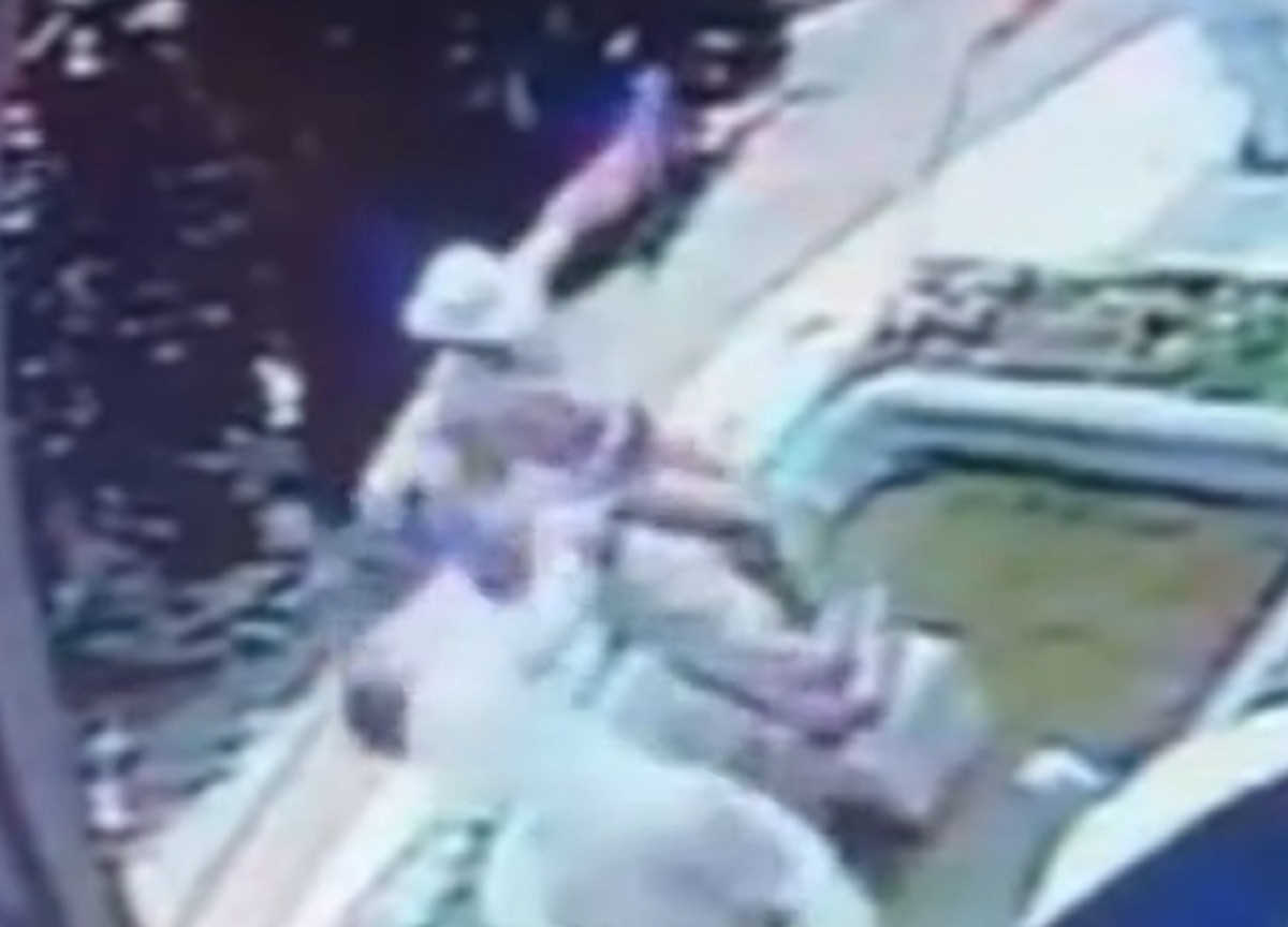Influencer distruggono una statua da 200mila euro in una villa lombarda. FOTO