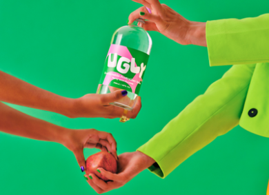 Ugly Vodka: il drink che combatte lo spreco alimentare con le mele “brutte”