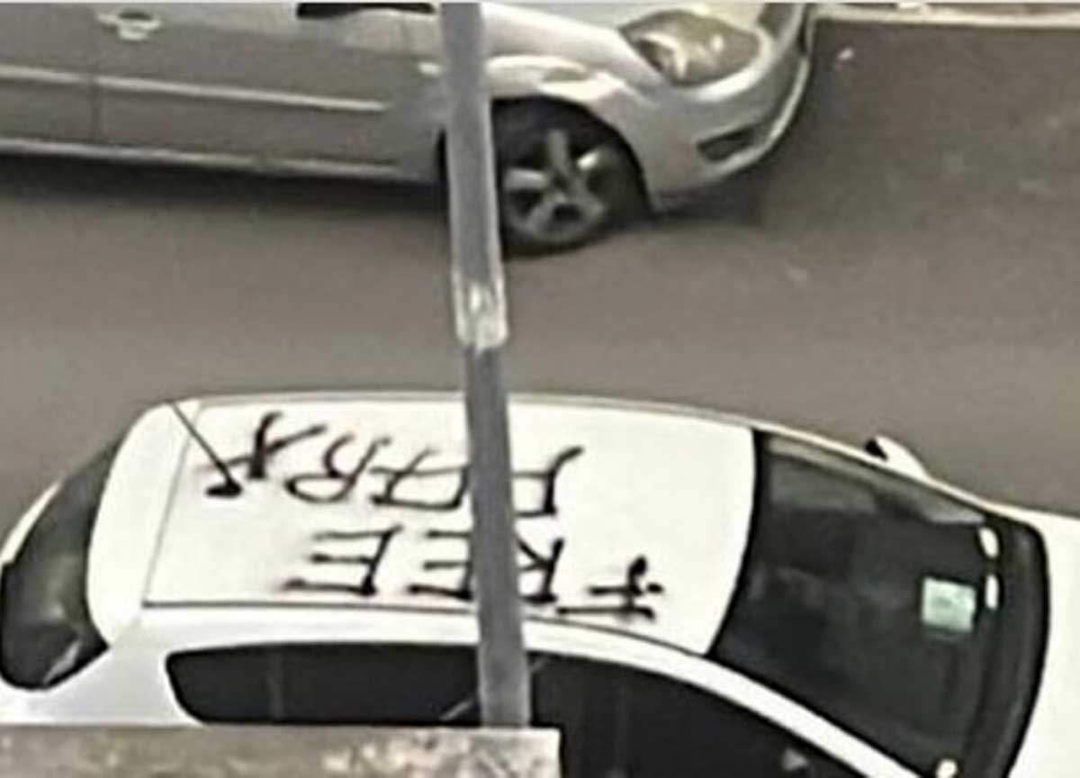 Free park, l’ultima follia romana: vandalizzare le auto parcheggiate male Free park, l’ultima follia romana: vandalizzare le auto parcheggiate male