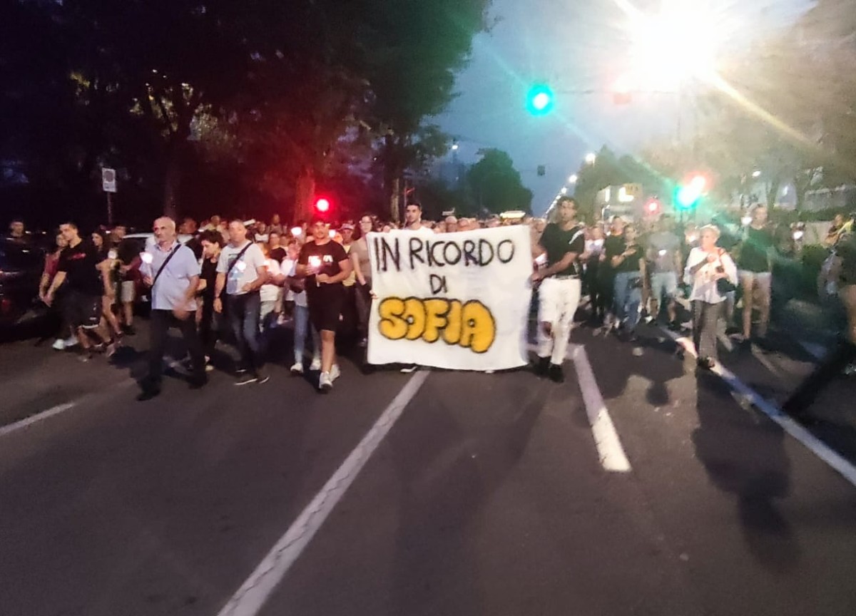 Fiaccolata Sofia Castelli, su Affari la rabbia e il dolore della piazza. VIDEO