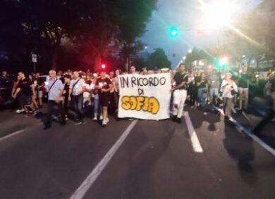 Fiaccolata Sofia Castelli, su Affari la rabbia e il dolore della piazza. VIDEO