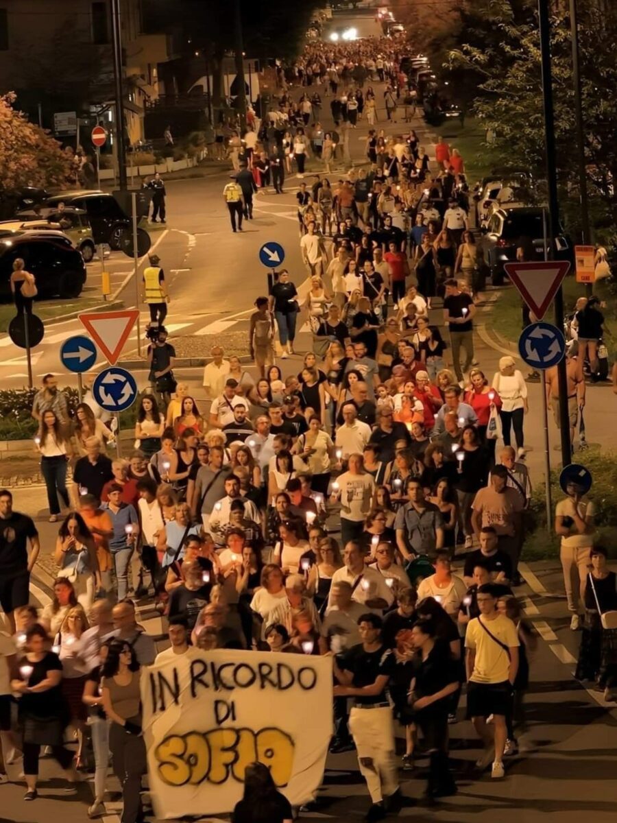 Fiaccolata Sofia Castelli, su Affari la rabbia e il dolore della piazza. VIDEO