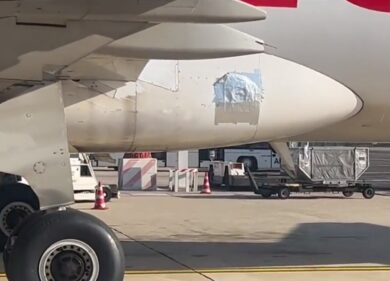 Volo Cagliari-Roma con l’aereo rattoppato con lo scotch: la denuncia choc