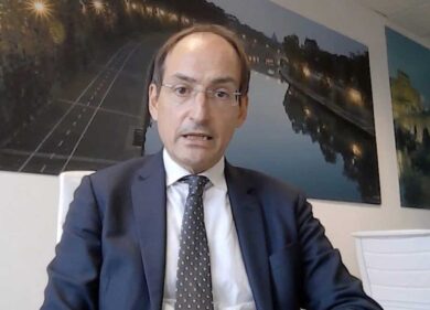 Emergenza rifiuti Roma: Gualtieri fa shopping di mezzi nuovi ma è Tari follia