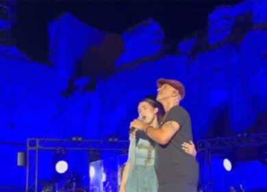 Eros Ramazzotti, duetto con la figlia: cantano sulle note di “L’Aurora”. VIDEO