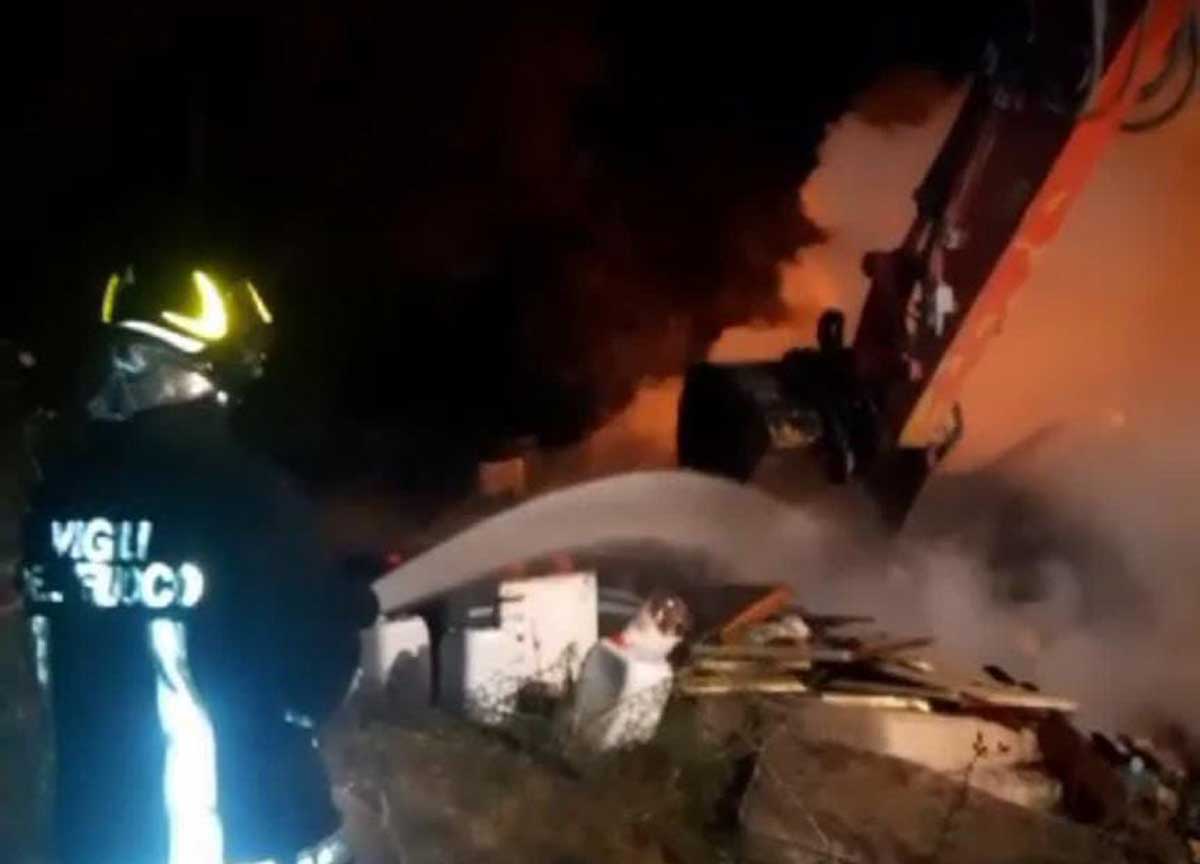 Roma, notte di fuoco a Ponte Mammolo: bruciano cumuli di rifiuti e baracche.