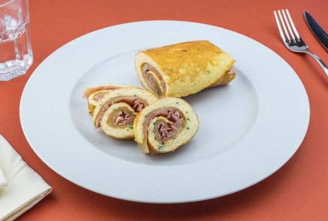 Rotolo di frittata con prosciutto e provola
