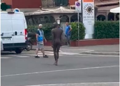 Firenze, uomo nudo semina il panico in strada e aggredisce i passanti. VIDEO