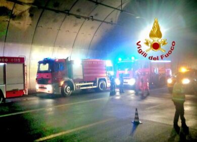 Incidente mortale sull’A1, morto un uomo travolto da un tir. Vari km di code