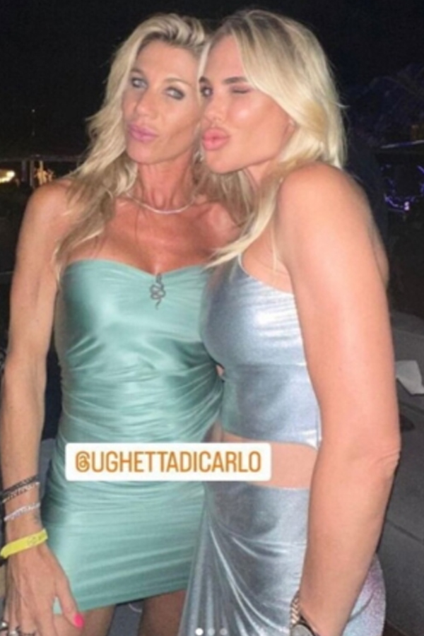 Ilary Blasi atomica, dal Brasile alla Sardegna: le curve fanno impazzire i fan