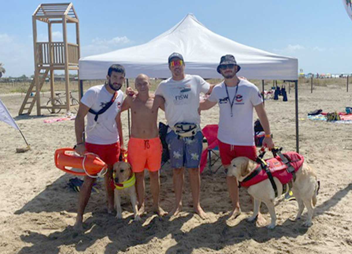 Mare da cani: a Ladispoli i cani bagnino della Sics salvano due bagnanti