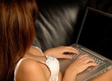 Roma, abborda una escort in chat e in casa trova tre uomini che lo torturano